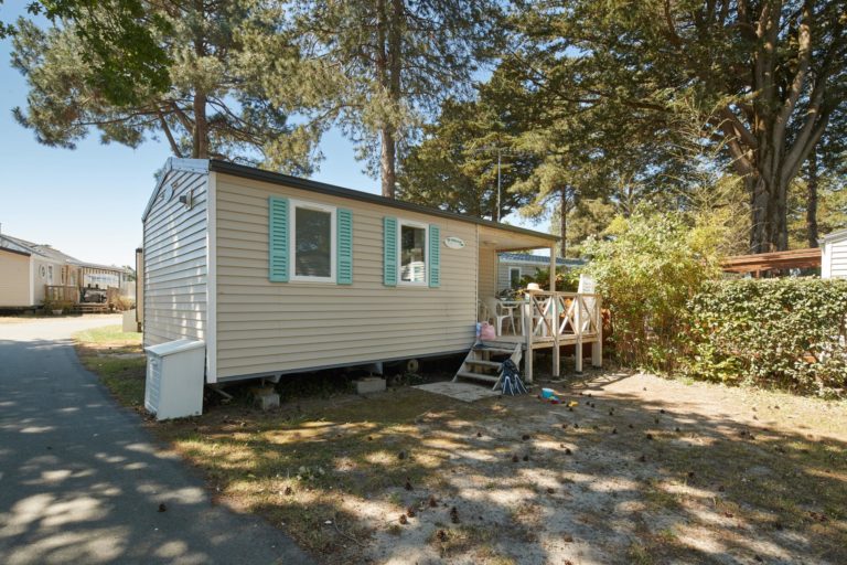 Location mobil-home 2 chambres 4 personnes avec terrasse intégrée au camping Au Soir d'Eté à Mesquer en Loire-Atlantique