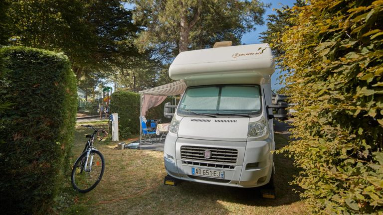 Emplacement pour camping-car avec électricité au camping Au Soir d'Eté en Loire-Atlantique