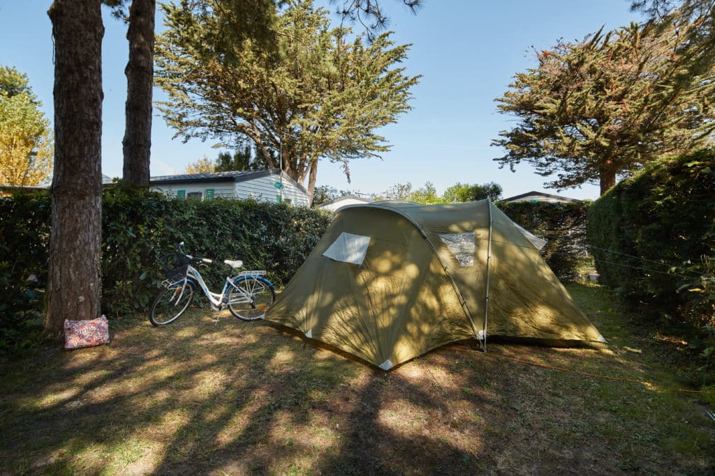 Small tent in a quiet spot at the Soir d'été campsite in Mesquer