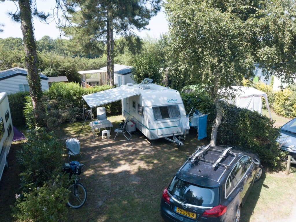 Parcelle de terrain pour caravane et véhicule au camping Au Soir d'Eté en Loire-Atlantique