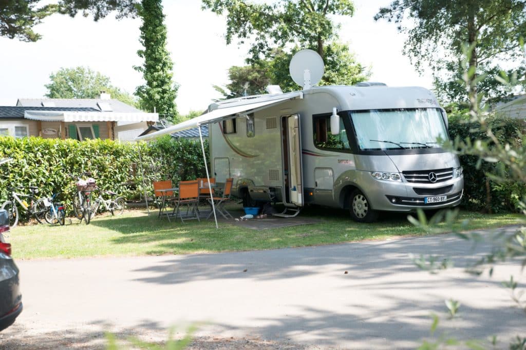Emplacement pour camping-car avec électricité au camping Au Soir d'Eté à Mesquer en Loire-Atlantique