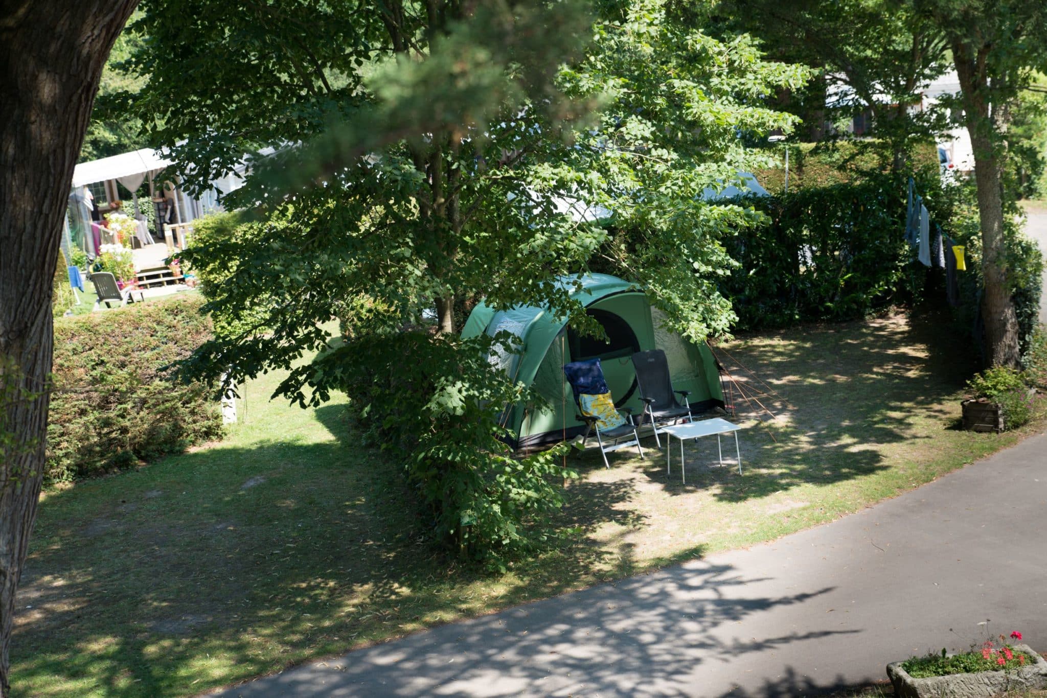 Emplacement de camping ombragé pour tente au camping Au Soir d'Eté en Loire-Atlantique