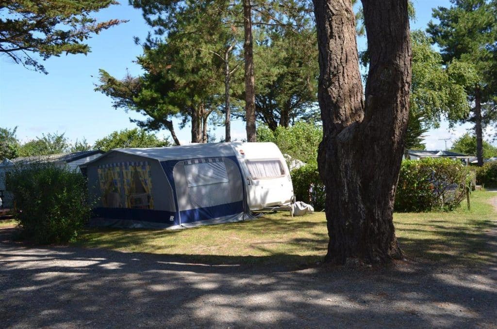 Emplacement ombragé au camping Soir d'été