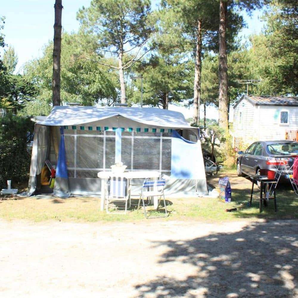 Emplacement pour tente aménagée au camping Au Soir d'Eté à Mesquer en Loire-Atlantique