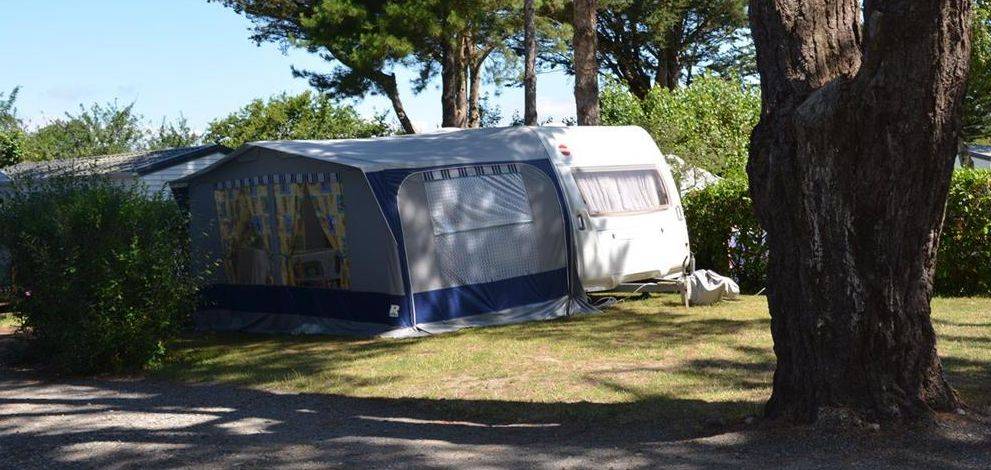Emplacement pour tente aménagée à l'ombre au camping Au Soir d'Eté à Mesquer en Loire-Atlantique