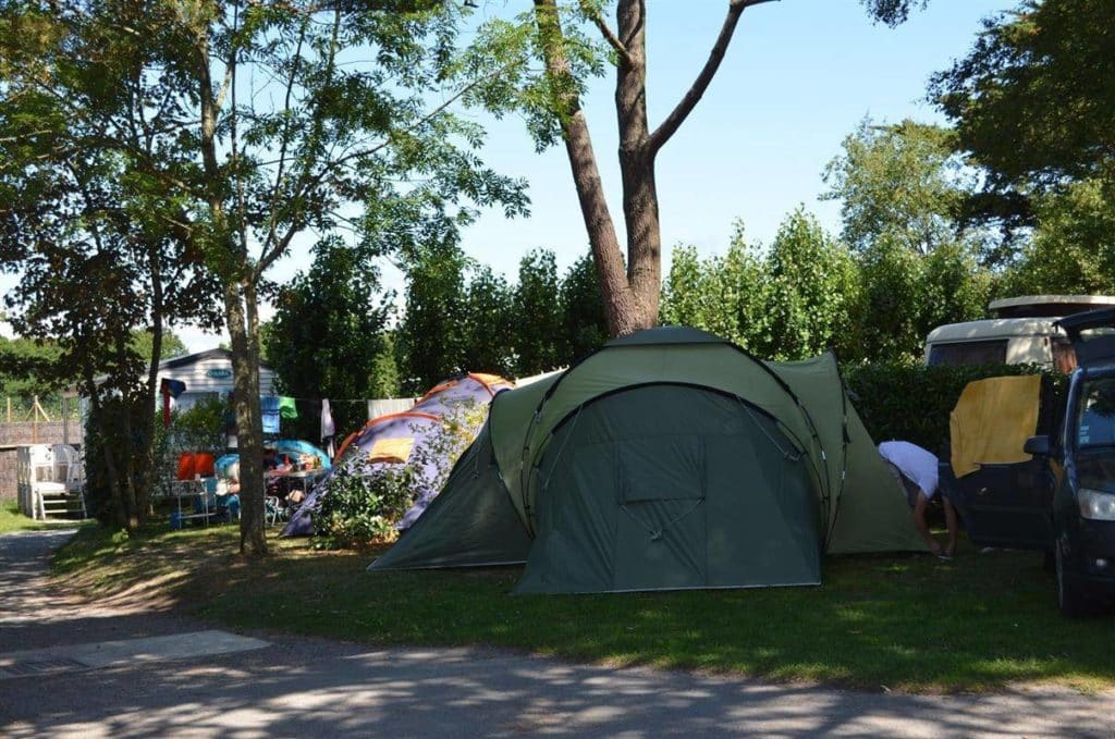 Petite tente dans un emplacement nature au camping Soir d'été à Mesquer