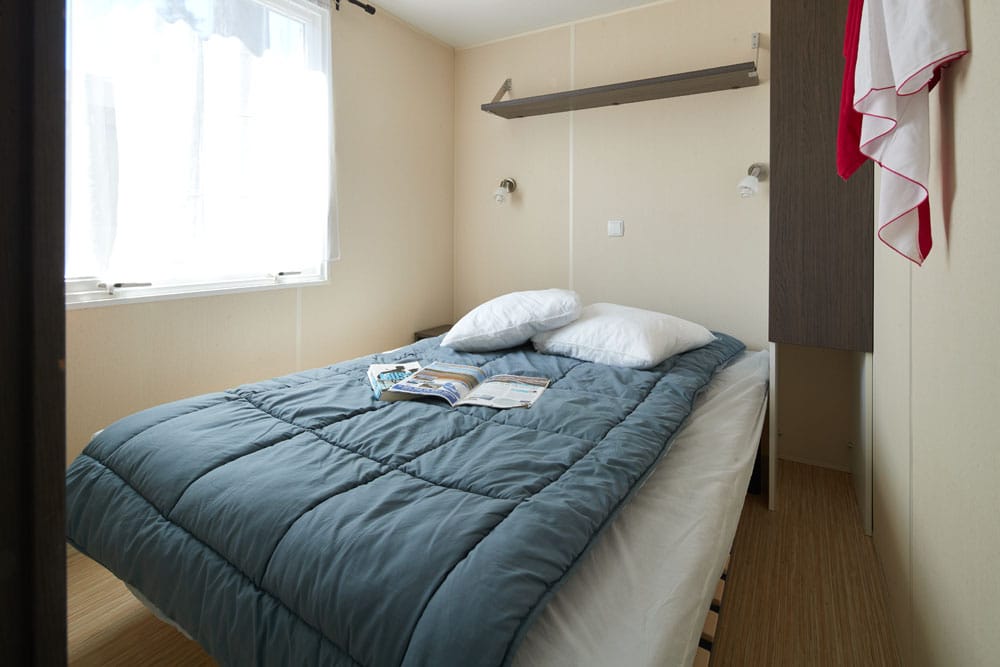 mobil-home 2 chambres 4 personnes avec terrasse intégrée vue chambre parentale