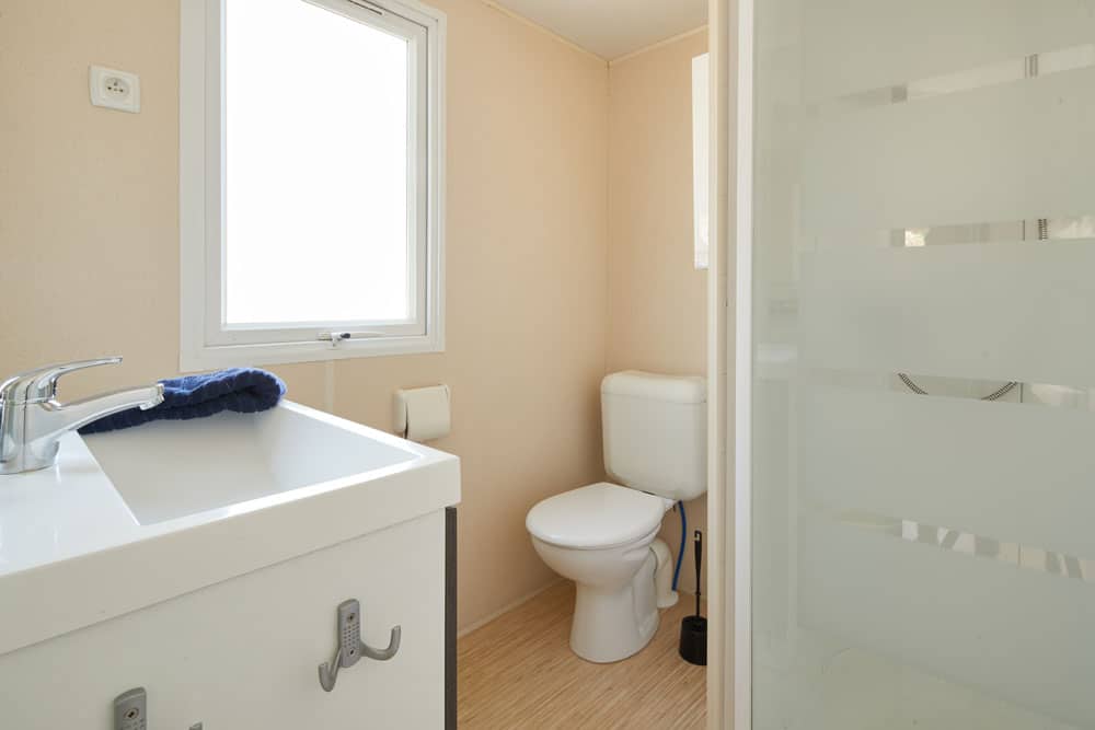 mobil-home 2 chambres 4 personnes avec terrasse intégrée vue salle de bain