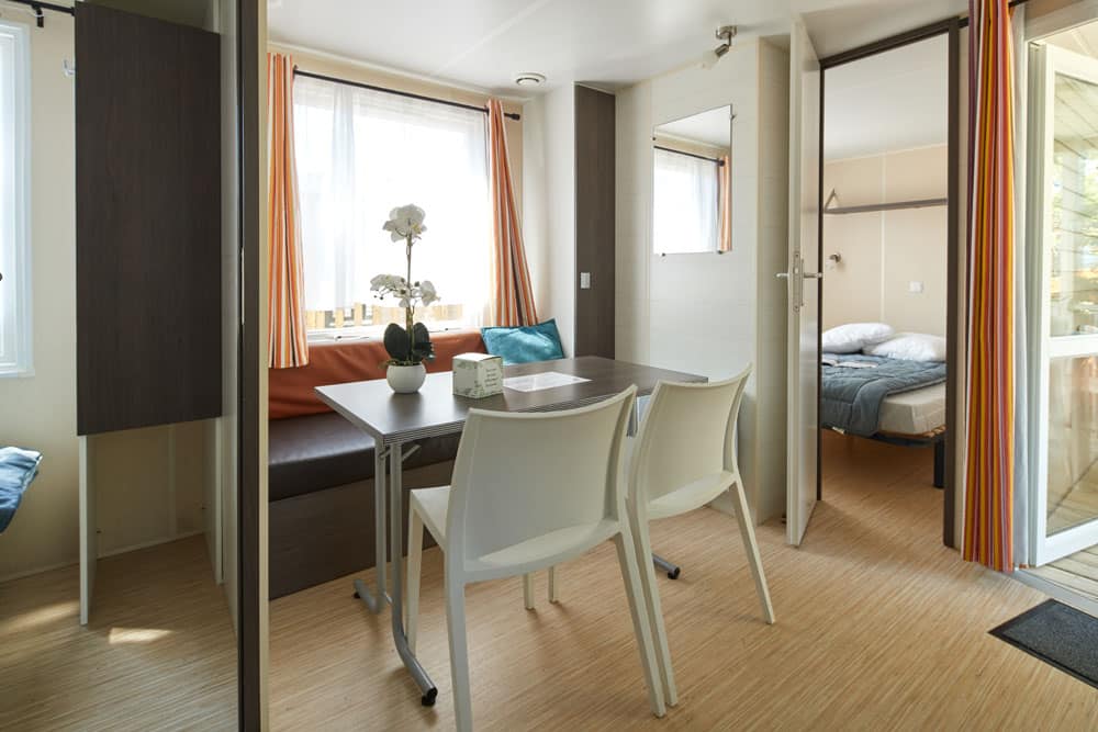 mobil-home 2 chambres 4 personnes avec terrasse intégrée vue séjour