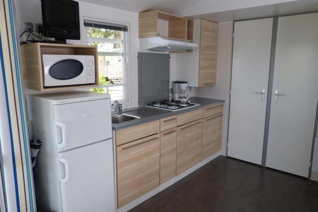 mobil-home 2 chambres 6 personnes avec terrasse intégrée vue cuisine