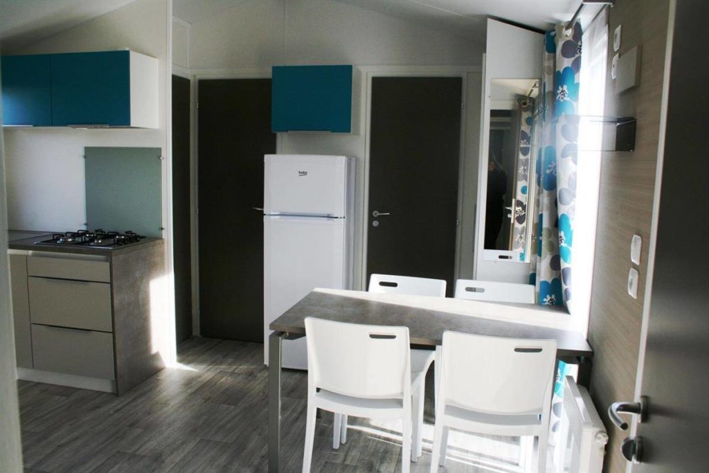 Vue cuisine du mobil-home Rideau 3 chambres à vendre à Mesquer-Quimiac