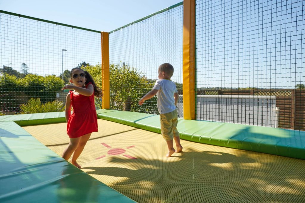 Activité trampoline pour les enfants au camping  Au Soir d'Été à Mesquer en Loire-Atlantique