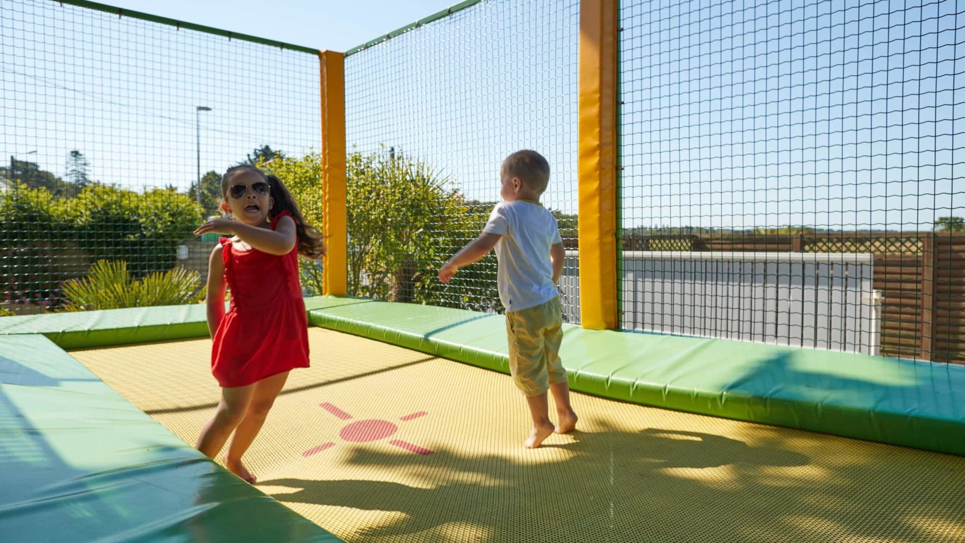 Activité trampoline pour les enfants au camping Au Soir d'Été à Mesquer en Loire-Atlantique