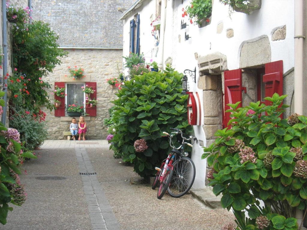 ruelles fleuries de Piriac-sur-Mer près du camping Au Soir d'Été
