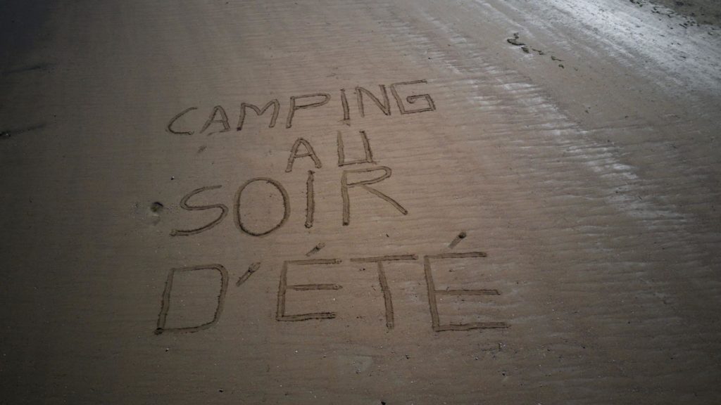 Schrijven op nat zand op het campingstrand in Loire-Atlantique