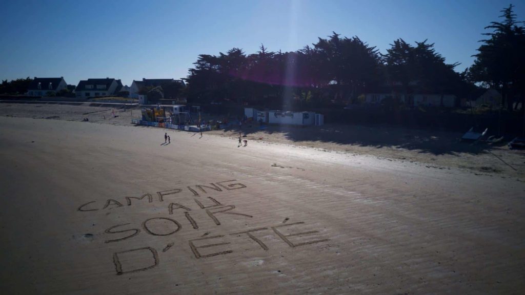 Écriture pour le camping sur sable mouillé à la plage en Loire-Atlantique