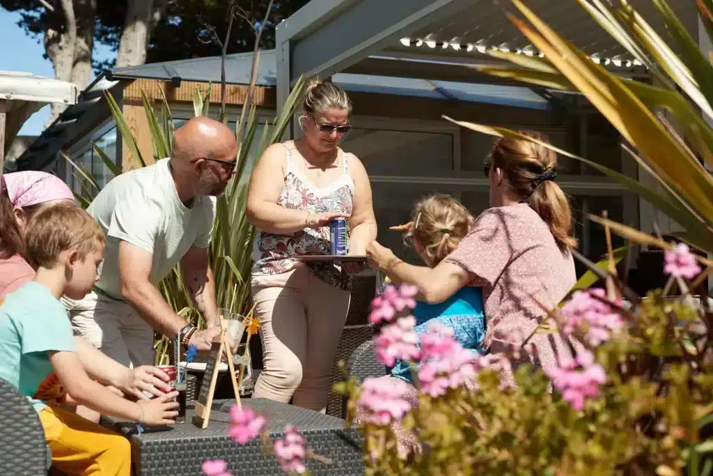 Een gezellig familiemoment op het terras van het campingrestaurant in Mesquer