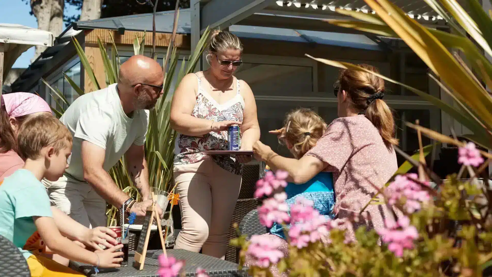 Moment convivial en famille sur la terrasse du restaurant du camping à Mesquer