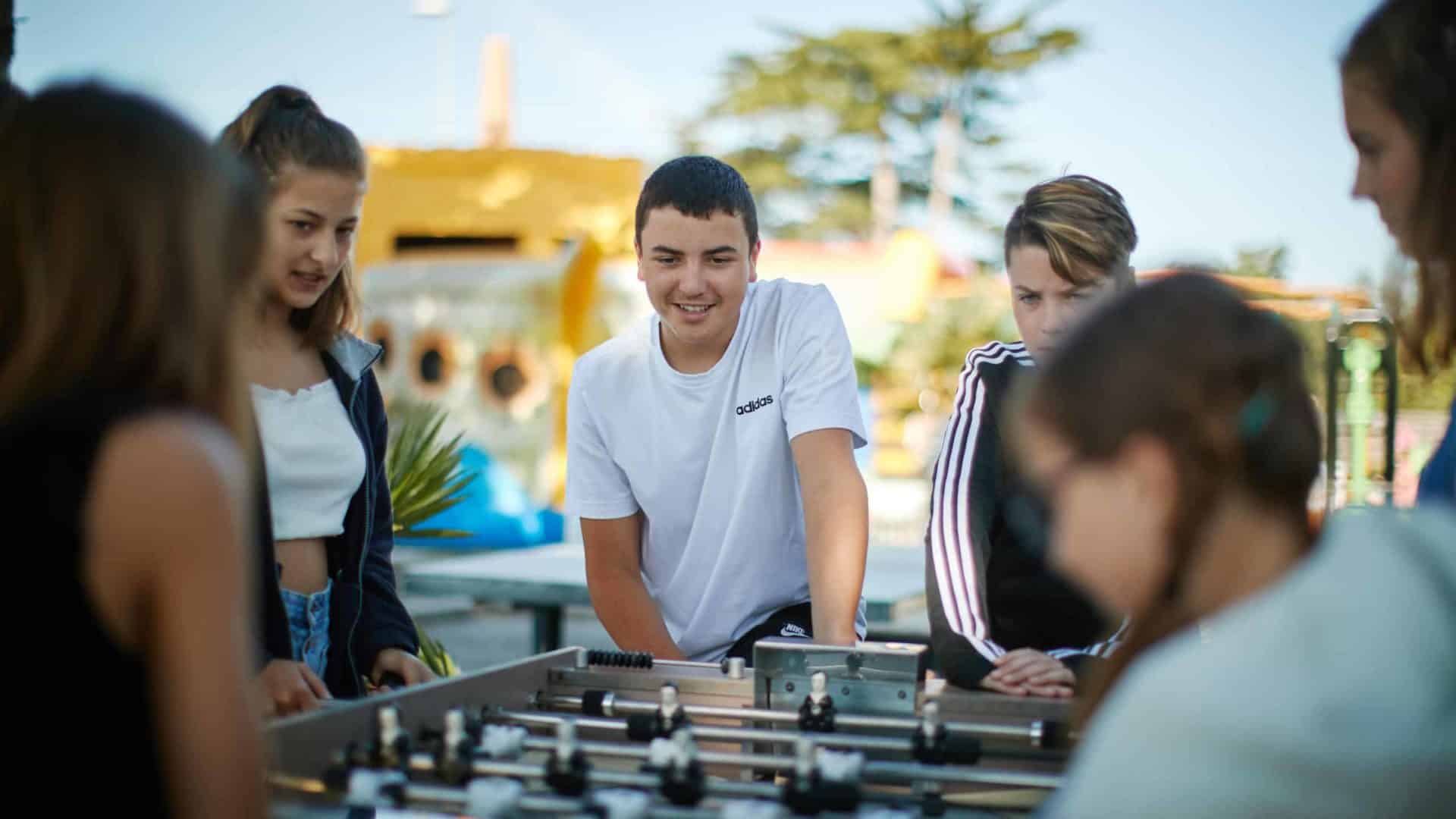 Jeux de babyfoot entre jeunes au camping