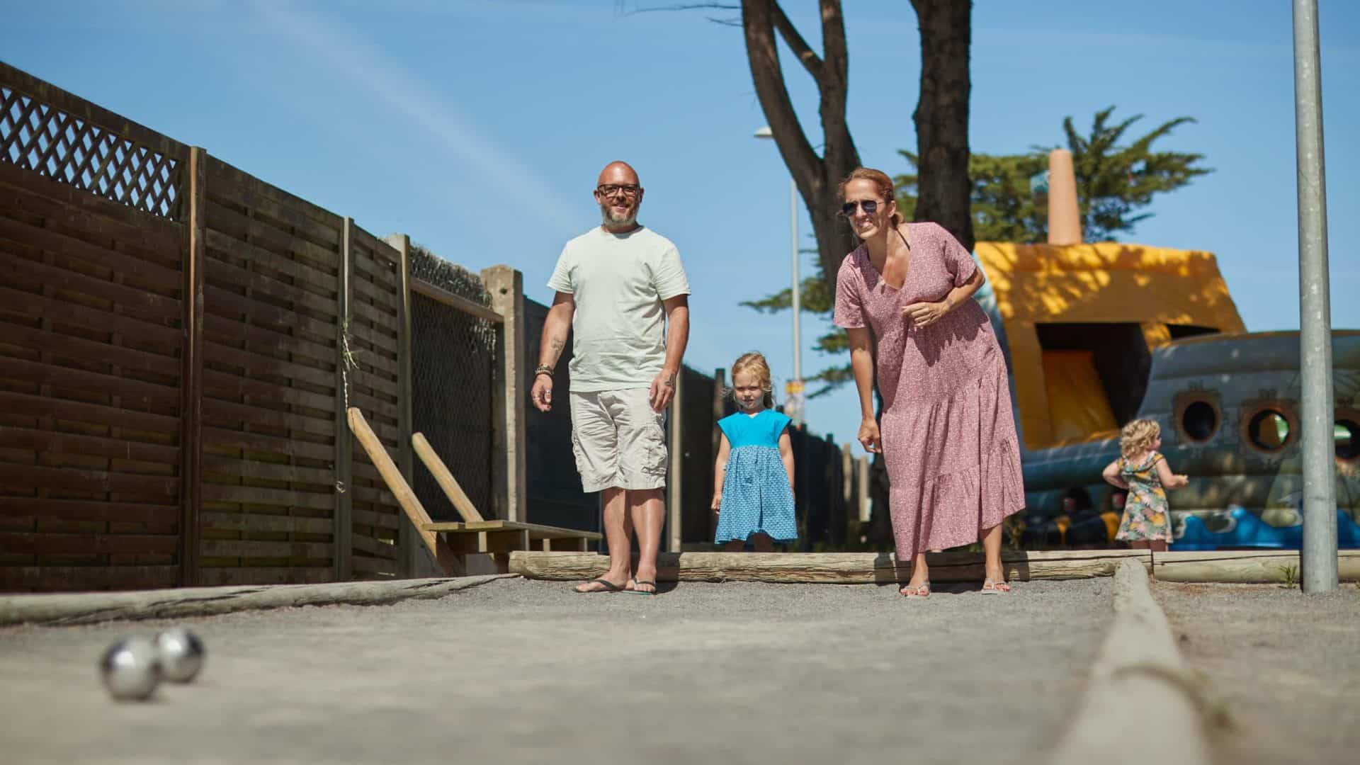 Activités pétanque en famille au camping Au Soir d'Été à Mesquer en Loire-Atlantique