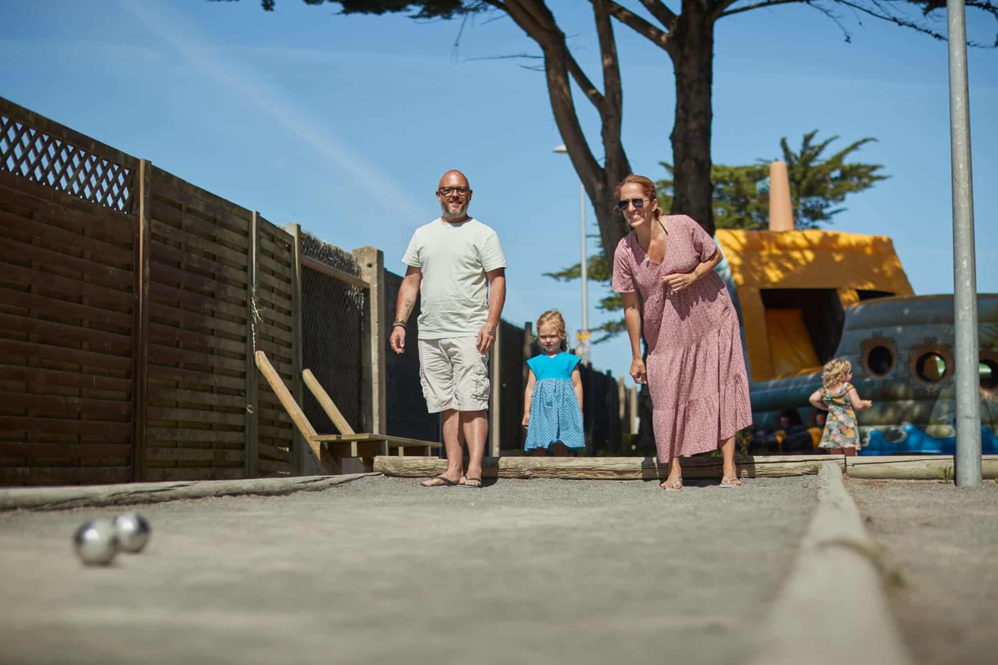 Activités pétanque en famille au camping Au Soir d'Été à Mesquer en Loire-Atlantique