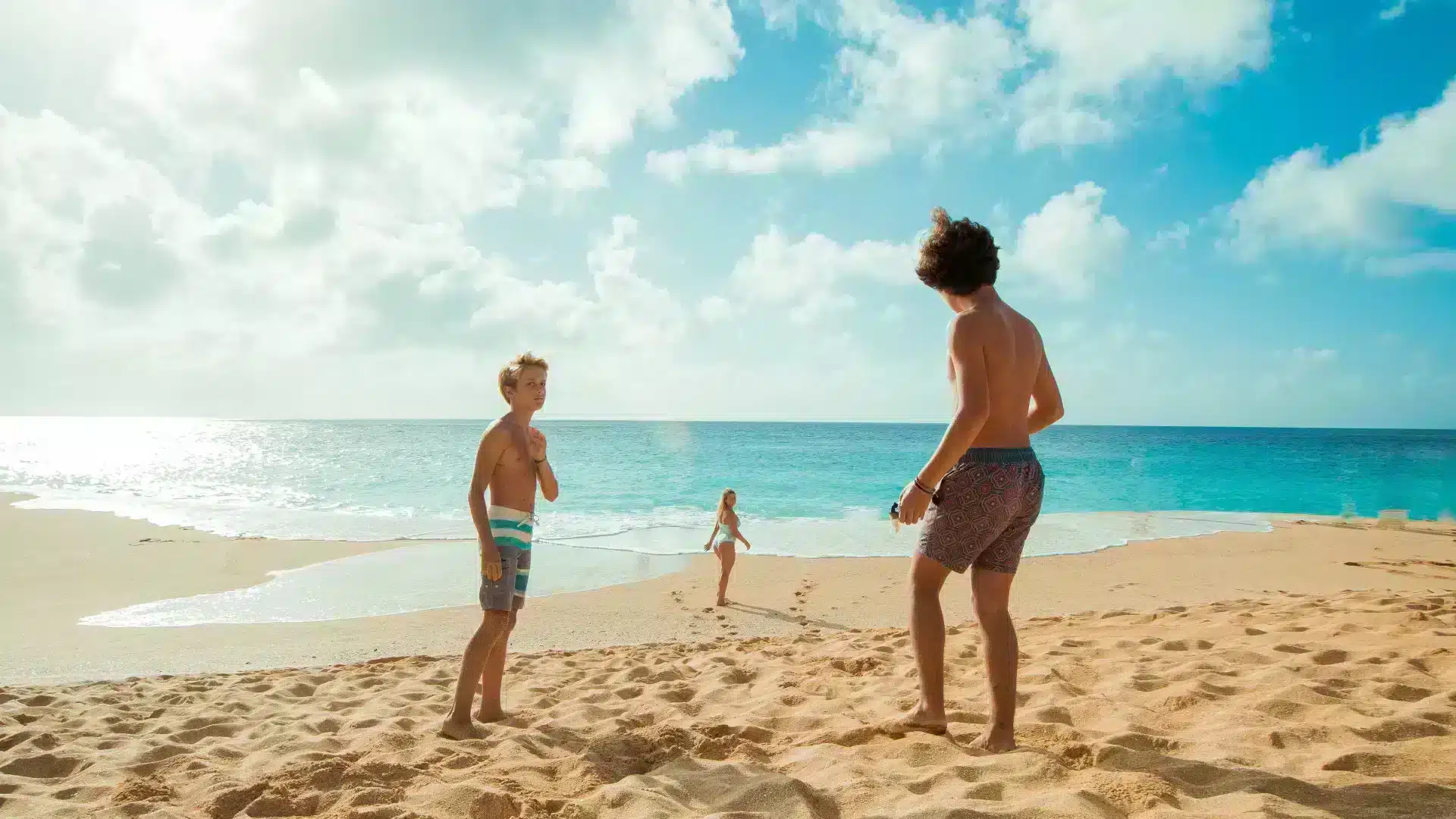 Jeu de ballons entre jeunes sur la plage près du camping Au Soir d'Été à Mesquer en Loire-Atlantique