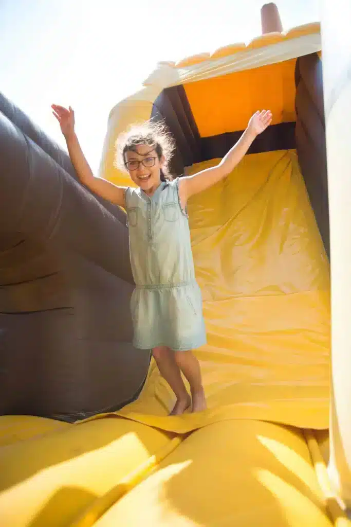 Enfant qui s'amuse dans la structure gonflable du camping