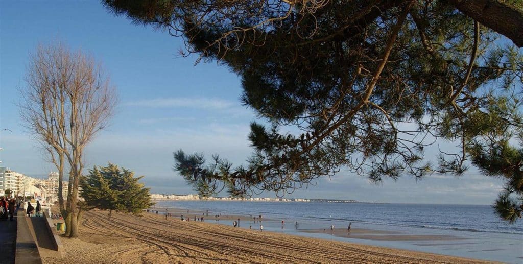 Côte atlantique avec la ville de la baule près du camping