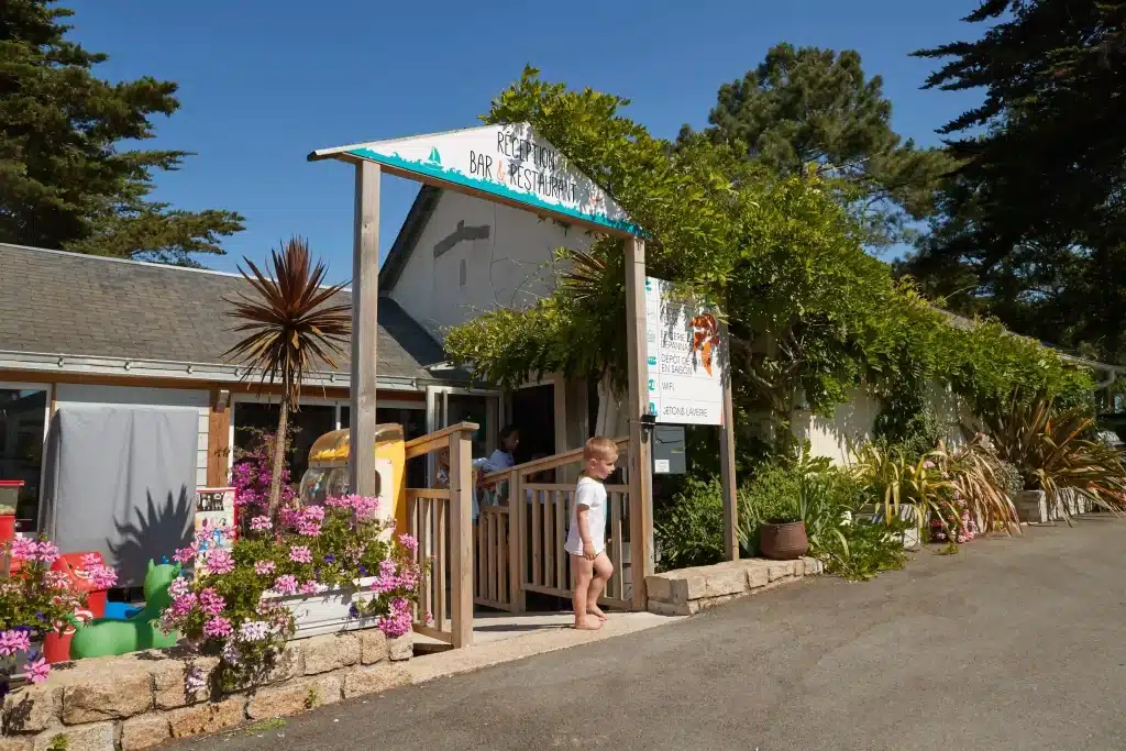 Services du Camping 4 étoiles Au Soir d'été.