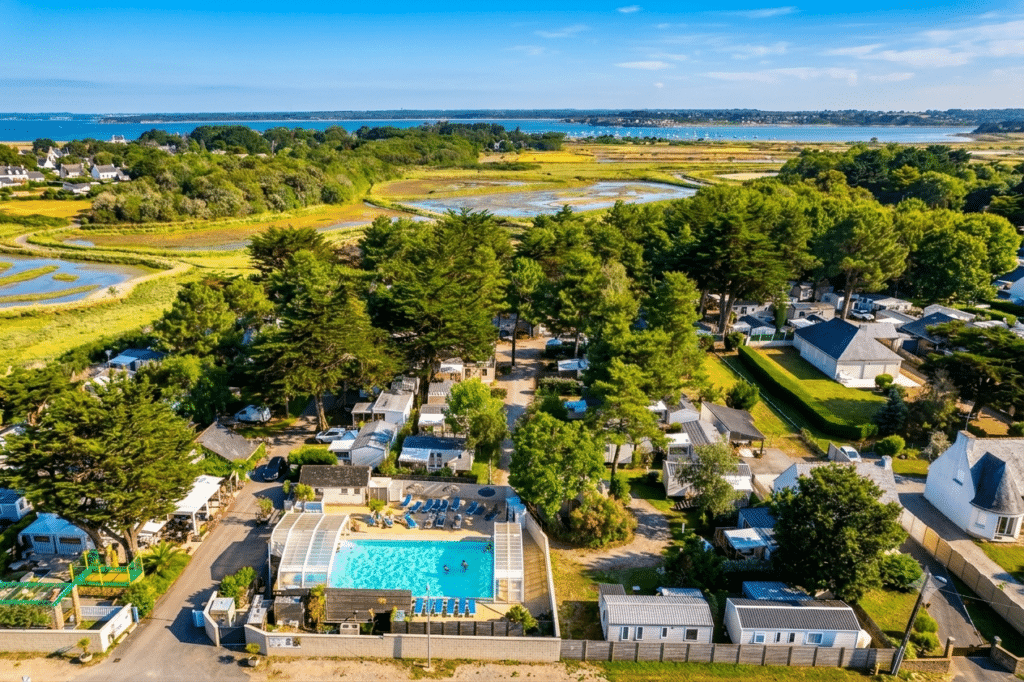 Vue aérienne du Camping Au Soir d'Été avec piscine et mobil-homes, à 8 km de Piriac-sur-Mer