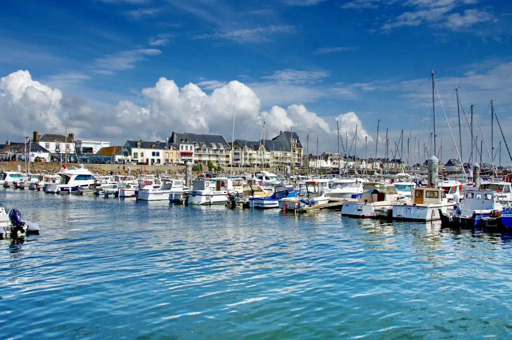 Le port de plaisance de La Turballe, avec ses pontons et bateaux amarrés dans le bassin en eau profonde