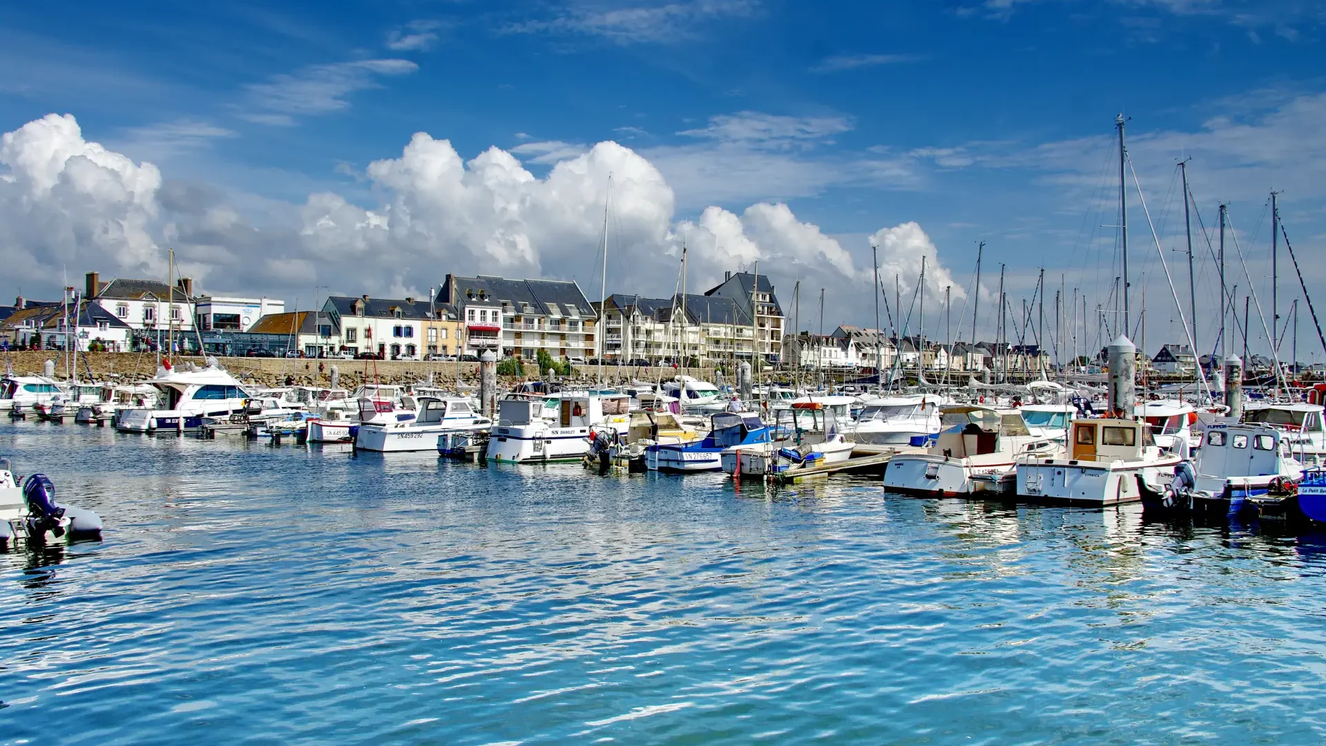 Le port de plaisance de La Turballe, avec ses pontons et bateaux amarrés dans le bassin en eau profonde